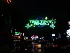 【Tree Town Pattaya】
いつの間にか、ネオンが取り付けられてました。