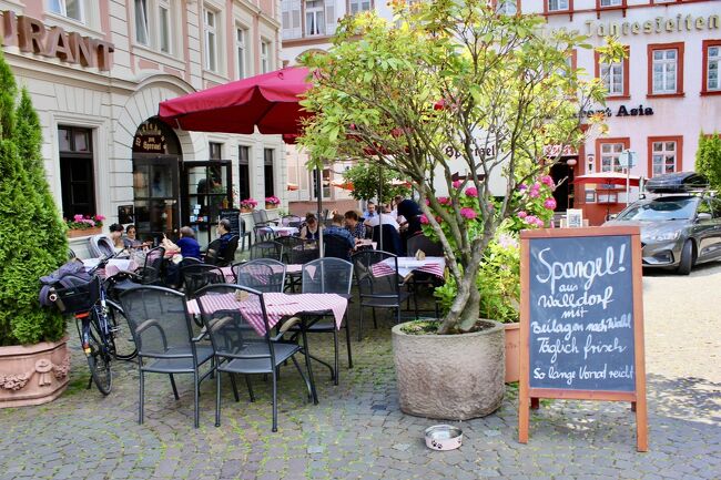 ぐるりと回って空腹と少し疲労感もあり、<br />そろそろ、シュパーゲル はあきらめようかと思いながら<br />最初ランチをと思ったレストランへ<br />空いているのでは。と橋のたもとへ戻ってきました。　<br /><br />と、ところが橋を挟んで反対側に広がっている<br />パラソルの前の看板を見たら<br />何とシュパーゲル と<br />大きな文字で書いてあるではありませんか。<br />たしかランチの店を探し始めた時に<br />通ったのでは？<br /><br />そうでした。反対側のレストランを三軒見た後<br />レストランの入っているHotelの美しい建物に目を<br />奪われこの大きなシュパーゲル の文字も<br />気がつかなかったのでした。（；゜０゜）<br />