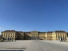 やって来ました、【シェーンブルン宮殿】！
事前に8:30入場枠のグランドツアーを予約。
朝イチは割と空いていてのんびり見ることができました。
オーディオガイドの内容もしっかりしていて満足。
1時間ほど見学しました。