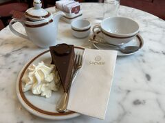 ・ザッハトルテ
→ 甘いと聞いていましたが、思ったより甘ったるくはなかったです。
　横のクリーム自体はそんなに甘い訳ではないのですが、ザッハトルテと一緒に食べる一気に甘くなりました。

・ザッハーオリジナルブレンドティー
→ブラックティーベースなのでクセがなくて美味しかったです。
　ジャスミンティーとアールグレイから着想を得たと説明には書いてあったのですが、ジャスミンのような風味は感じず…。
