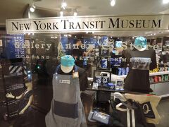 New York Transit Museum自体は、ブルックリンにあるのですが、こちらでミュージアムグッズを購入できます。
後輩から頼まれていたものが売切れで残念でしたが、仕方ありません。
やはり円安が強く影響してます。5割増しって感じですね。
知り合いに鉄分多めな方が多いので、ここでお土産を補充します。
