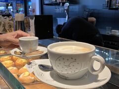 テルミニ駅にあるカフェでカプチーノを飲んで、4日目を始めました。