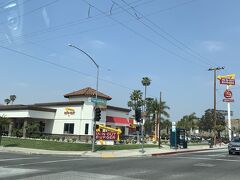 日本食堪能と言いながら、一つだけ例外があります。それはIn-N-Out Burger。
妻が行きたがっていたIn-N-OutのOfficial Storeがあるお店です。
Newport Beachからだとなかなか遠かった。