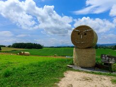 朝食を終えたらまずは新栄の丘へ。
ロール君人形と麦稈ロール。