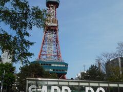 大通公園から眺める、さっぽろテレビ塔。
SAPPOROのロゴもあり、絶好のフォトスポットでした。