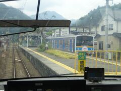 かつては優等列車の停車駅だった都留市駅を通過。