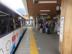 終点の大月駅に到着。
富士山ビュー特急のような至れり尽くせり、ではないけど、さすが元小田急ロマンスカーだけに乗り心地はよかった。