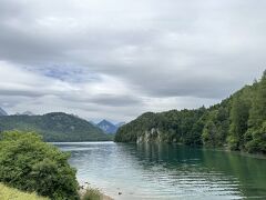 駐車場の近くに湖があるので見に行ってみました。
天気が良ければ良い景色だったのに…