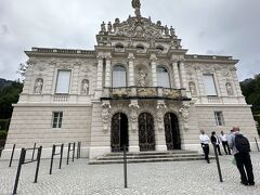 次にやってきたのは、【リンダーホーフ城】。

正直ノイシュバンシュタイン城より私好みでした。
この城はルートヴィヒ2世が生きている間に唯一完成したお城です。
部屋ごとに基調としている色が違い、全てが素敵でした。まさに豪華絢爛そのもの。
総工費もノイシュバンシュタイン城が250億なのに対してリンダーホーフ城は350億。ルートヴィヒ2世が建てたヘレンキームゼー城は650億とのこと。
彼が手がけた城の中でヘレンキームゼー城が1番すごいんだそうです。気になる、、、