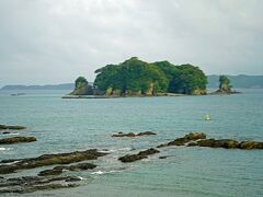 「九龍島」には海賊伝説が残り、源平の合戦で名を馳せた熊野水軍の根城の1つとして今も伝統の河内祭り（こうちまつり）の舞台となっています。江戸時代に沿岸捕鯨で栄えた古座の鯨舟に華麗な装飾を施し、軍艦に見立てた3隻の御舟（みふね）にショウロウと呼ばれる生き神様役の子供を座らせ、水上渡御が行われるという他に類を見ない祭りのようです。