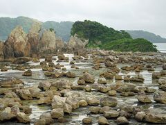 「橋杭岩」は海岸から紀伊大島に向かって一直線に伸びる奇岩群で、お大師伝説が残されています。この旅の前に行った高知県の海岸線にもそんな伝説が数多く残されていました。弘法大師と天の邪鬼が熊野地方を旅して串本までやって来ると大島の人々が不便でたいそう困っているのを聞きます。弘法大師は人に見られないように一晩の内に海に橋を架けてやろうと思い、天の邪鬼にも手伝ってもらうことにしました。しかし、天の邪鬼はいつも人の反対ばかりする上に弘法大師には引け目を感じていましたので、何とかして弘法大師を困らせたいと思っていました。