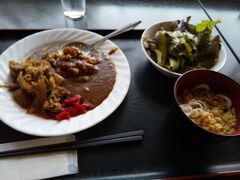 お昼はカレーと牛丼と野菜サラダとうどんが食べ放題