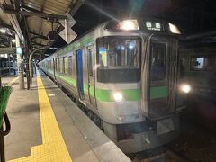 羽田で予約しておいた快速で札幌まで指定席、札幌駅から小樽行きの普通電車に乗り換えです。編成が長いので後ろのほうは比較的空いていて座れました。
各駅停車なので、ゆっくりです。小樽駅に着くころは日付が変わる。