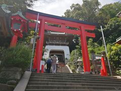 江島神社　赤い鳥居からは階段を登ります。赤い鳥居は新しいのでしょうか。綺麗ですね。