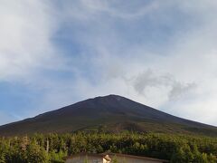 5時前に富士山5合目に到着です。
夕方だからか下山した人たちが沢山いたけどそんなに混雑のイメージはなし。
富士山山頂までみえます。
明日行くからね。