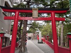 旅の安全を祈願して小御嶽神社にお参りです。
5時過ぎていたので社殿は閉まっていて、御朱印やお守りは終了していました。
御朱印は明日下山したらもらおう。