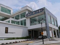 マレーシア イスラム美術館は、マスジッド・ネガラの裏手側の少し先にありました。

ブルーのアラベスク模様のタイルと白い外観が美しい美術館です。

13:35

