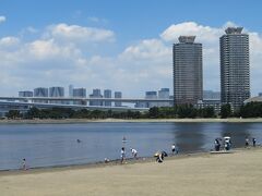 高層マンションが林立してるが、一体どんな人が住んでいるのだろう。
東京の人口は約1400万人だが、江東区の人口は約53万人。
