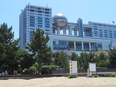 プリツカー賞受賞者の建築家・丹下健三氏が設計した日本最大の放送局社屋。
浮かぶ球体。お台場のシンボル。