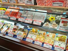 ホテルで荷物をピックアップする為に
柏駅に戻って来ました

高島屋地下で美味しそうな
お弁当を見つけたので
空港で食べようと思います
