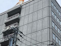 NTTのビルです。
赤×白の鉄塔が目立ちますがオフィスビルなので一般の人は入れません。

