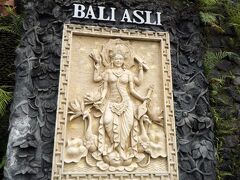 「BALI　ASLI」というお店で昼食です。