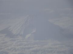 ゆっくり目の出発で、１６時過ぎに離陸。
まだまだ雪化粧の富士山をパシャ。