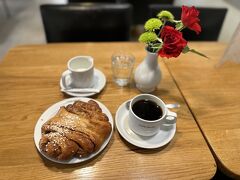 で、アカデミア書店にきたら本屋さんにあるカフェへ・・・

そう、ここはサチエさんがミドリさんと出会ってガッチャマンの歌詞を教えてもらう場所。

ここでシナモンロールとコーヒーで朝食。