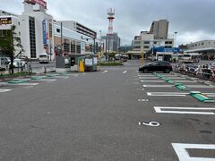 朝ごはんは三角市場で海鮮丼！歩くと10分ほどの距離でしたが、体力温存のため車で。レンタカーあると楽できていい。小樽駅前の駐車場、8時過ぎだと空いていて、帰り9時半ころに戻った時は満車近くに。