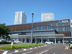 　越前花堂駅から福井駅まで新幹線の高架橋を見ながら歩いていくなんてプランも思いつきましたが、さすがに35℃の炎天下では現実的ではないので、電車で福井駅に行きます。久々の越前花堂ではしゃいでいた自分が本当にそそっかしかったです。^^;

　新幹線の福井駅の駅舎も完全にベールを剥がしています。そして奥には再開発エリアに開業予定の「courtyard by marriott」が見えています。福井に外資系ホテルチェーン、、、時代の流れを感じます。

　ここはぜひともRL-JPNさんに宿泊いただいて、レポートして頂きたいです。(笑)