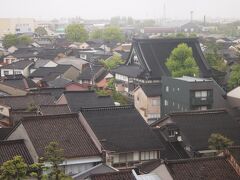 富山港展望台より岩瀬の甍
立山連峰は雨で見えません。