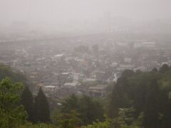 呉羽山公園 展望台
雨で煙っています。