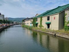 13:40　小樽運河

小樽運河にもおまつりの屋台が並んでいました。
それにしても暑い！
北海道に来たのに暑くて汗だくです。