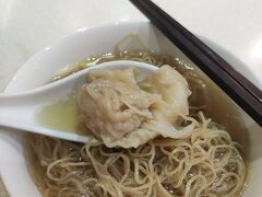 香港にはこれが食べたくて！！コロナ前から行きたかったの。
海老ワンタン入の麺！！
もともと細麺が好きでワンタンも好きで。
ラーメンとは違う麺の食感。美味しかった！
冷たいペットボトル烏龍茶とセットで70香港ドル