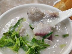 ボラの刺し身と肉団子の粥。
奥にちらっと写ってるのは揚げパン。
揚げパンは一人一皿は多い。脂っこくて一皿食べきれない。

粥はいい感じで、特にテーブルにある醤油とか入れなくて美味しい。
粥が47香港ドル、揚げパンが12香港ドル