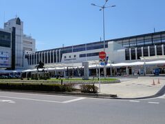 外はやっぱり暑かった。
駅前のバス乗り場にはひさしがあるのですが、そのひさしからミストが降り注いでいました。