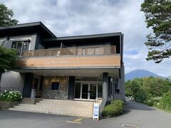 本日の宿泊ホテル【Wan's Resort山中湖】に到着。

コンパクトなお宿ですが、館内の至るところ、愛犬にとって優しい施設となっています。
