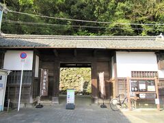 桑折氏（こおりし）武家長屋門（愛媛県宇和島市丸之内）
藩政時代宇和島藩の家老、桑折氏の長屋門として使用されていたもの（現桑折医院）を、終戦後に道路拡張のためにここに移転されたもの。