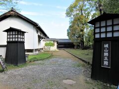 城山郷土館（愛媛県宇和島市丸ノ内）
1845年に三之丸に建てられた武器庫だった建物を1966年に、ここ藤兵衛丸跡に移築され、城山郷土館として一般公開されました。