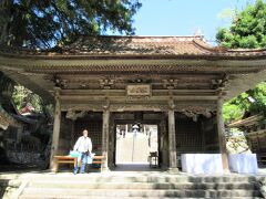 10:45-11:10　43番札所 明石寺（めいせきじ）（愛媛県西予市宇和町明石）山門
天大寺門宗、源光山 円手院（げんこうざん えんじゅいん）。
折しもこの日は「4月8日灌仏会　甘茶のお接待があります」の貼り紙がありました。

本来は「あげいしじ」。「あげいし」という名は、その昔若くて美しい女神が願をかけ、深夜に大石を山に運ぶうち、夜明けに驚き消え去ったという話を詠った御詠歌の「軽くあげ石」からついたそうです。