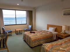 ホテルは洲崎灯台からすぐ近く、「休暇村 館山」にチェックイン。
全室オーシャンビュー、私たちの部屋は３階の洋室ツインです。
和室もあるようです。
