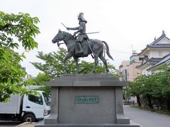 藩主・戸田氏鉄公の騎馬像。でも残念ながら大垣まつり関係者のクルマが周囲を埋め尽くしておりました。