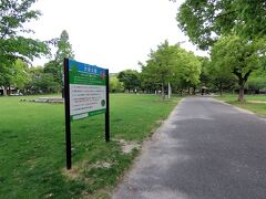 大垣城本丸周辺は大垣公園です。で、天守は近いのにここからもちゃんと見えませんでした。