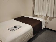 ツインが一杯だったので，シングルを二つ取りました．