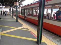 箱根湯本で，箱根登山電車に乗り換えます．
