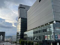 さて、夕方ようやく広島駅到着。
今日のお宿は駅前のダイワロイネット！