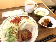 2日目の朝です。
おはようございます。

朝食はこんな感じ。よくあるビジネスホテルの朝食って感じですね。
珍しくサンドウィッチがあったのは嬉しかったです。

周りを見ると、作業服を着た作業員さんや、サラリーマンが多くて、かなり浮いてました…（苦笑）

テレビでは、東京にハリーポッターの新しい施設がオープンしたとかなんとかやっていて、仕方がないこととはいえ、なんだか温度差にモヤモヤしました・・・。