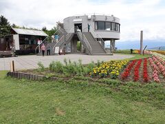 7月14日、上富良野町の市街地のやや外れにある小高い丘に町営の「日の出公園」があります。知る人ぞ知るラベンダー園です、というか、今日紹介するのは決して大賑わいで車も停められないというような場所ではありません。例年、丘の麓の早咲きラベンダーから色づいてきて、上の方まで遅咲きラベンダー全体がきれいに見えるのは7月半ば過ぎです。それで天候は薄曇り程度だったのですが、この日を逃すと天気予報では雨が続くのということで訪問しました。麓からの道路は狭いために一方通行なので注意が必要です。