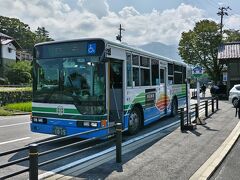 翌朝、バスで中津川駅前に戻り「馬籠宿」行のバスに乗って、馬籠宿に到着☆

バスの中では「後払い制」を知らない欧米人が「バスのチケットが欲しい、払いたい」と運転手に英語で言っていて、運転手が「アフター、アフター」と「後払い」の意味のつもりで答えていたようだけど、運転をしながらそれを言うと、「今、運転してるから後にしてくれ」的な意味になってしまうのが彼らの感覚なので、何度が質問を繰り返していたので、すぐ近くにいた私が「降りる時に払う」と言うと、「おーけー」と笑いながら納得して席に戻り、一件落着☆笑
運転手がチラっと見て「ありがとうございます笑」

ま、確かに「後払い」って、欧米人には理解しがたいのかも。笑