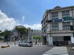 そろそろ、お昼どき、、

≪　ランチ選びは任せて～　≫

右の3階建ての建物が「台南消防署 」
この消防署も日本統治時代の建物です（＾＾

ロータリーの向こうに見える建物も同じく日本統治時代の建物
国立台湾文学館 (旧台南州庁)

このロータリーはkuritchiのお気に入り♪

もう少し写真を撮りたかったのですが、
ダンナが段々機嫌が悪くなってきたので、、断念、、

「台南消防署 」の火の見櫓（？）の塔の写真も正面から撮りたかったのに残念、、